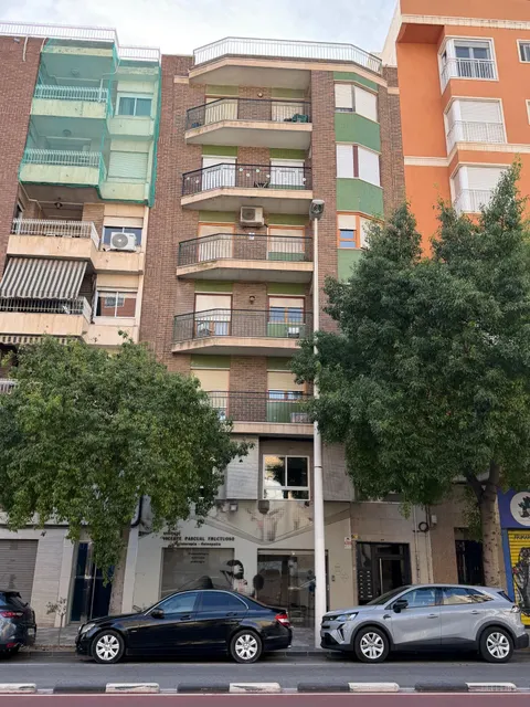 PISO CON ASCENSOR, 4 DORMITORIOS, 2 BAÑOS, COCINA 19 M2 CON PATIO PISABLE, SALON COMEDOR, TRES PIEZAS A LA CALLE.