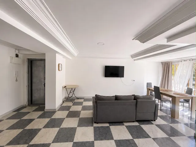 Piso de 3 dormitorios con patio y garaje en Elche — 6