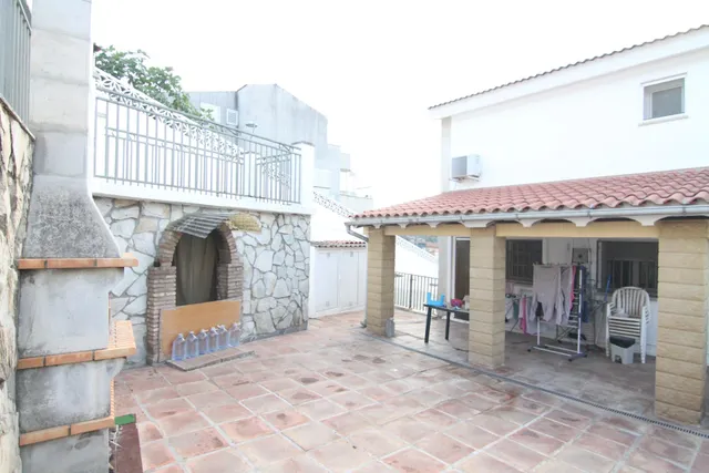 CASA A TRES VIENTOS CON 4 habitaciones, AMPLIO GARAJE Y PATI