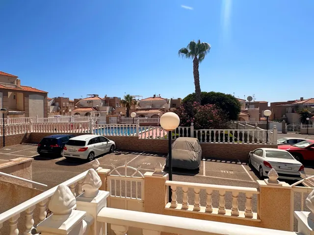 Encantador bungalow en esquina con jardín privado y vistas a la piscina — 10
