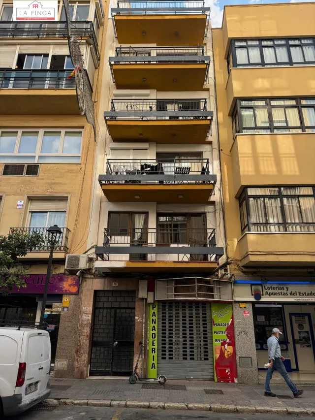 Edificio  con local comercial en plena Calle Victoria — 10