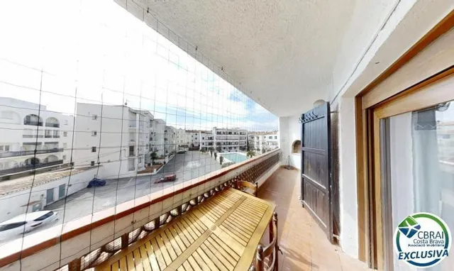 SE VENDE PISO EN EMPURIABRAVA – A 750m DE LA PLAYA - foto 2