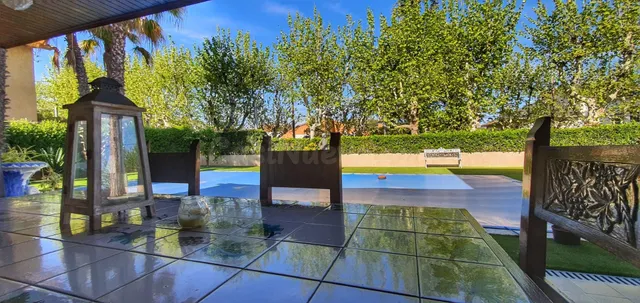 Villa de Lujo con Piscina Privada y Estilo Inglés, muy cerca - foto 3