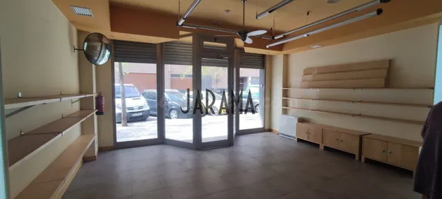 LOCAL COMERCIAL CON POSIBILIDAD DE CONVERSIÓN A VIVIENDA EN  - foto 2