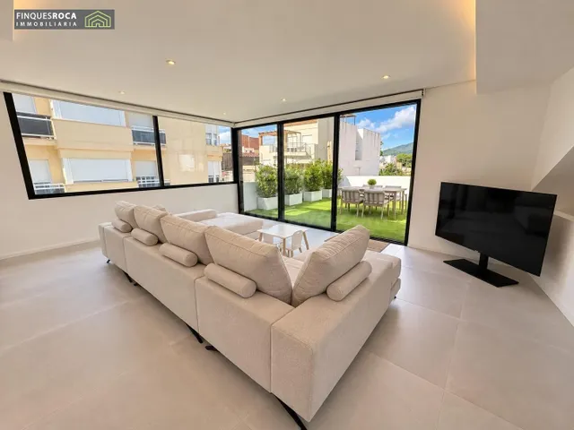 EXCLUSIVO CHALET DE DISEÑO CON PISCINA PRIVADA A 200 METROS  - foto 3