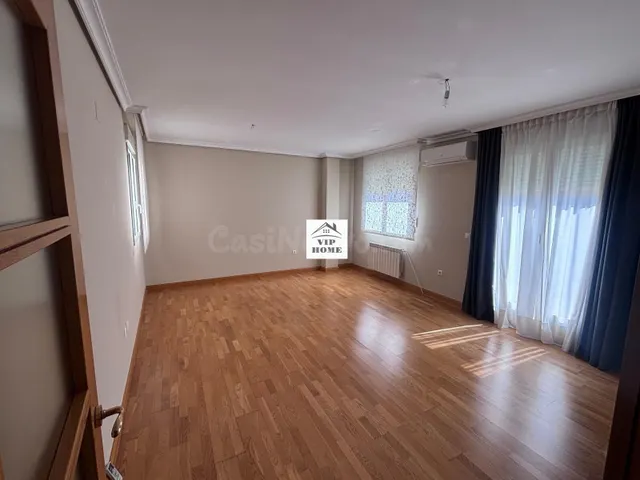 VIP HOME ALQUILA ATICO DE CUATRO DORMITORIOS EN IMAGINALIA - foto 3