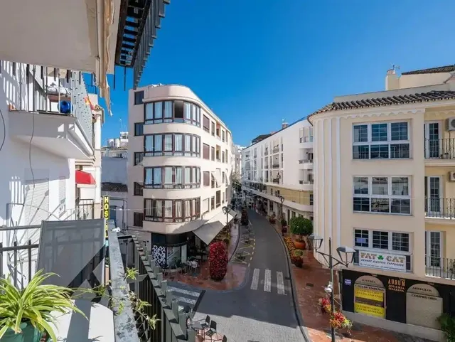Amplio piso de 3 dormitorios a 150 m de la playa en pleno centro de Estepona — 12