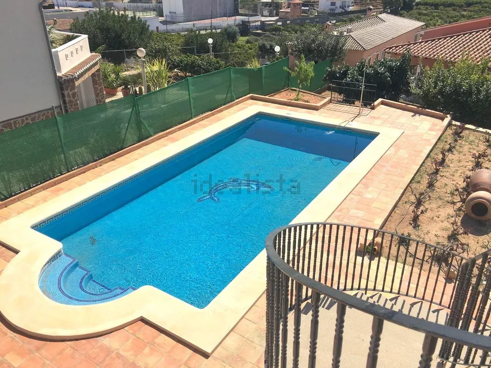 CHALET CON PISCINA Y PARCELA DE 1560 M2 A 10 KM PLAYAS