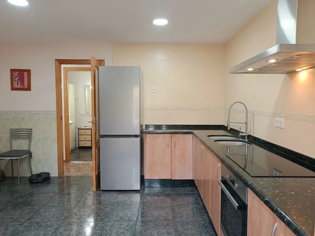 Luminoso piso con gran cocina y balcón frente a una tranquila plaza en Riola — 7