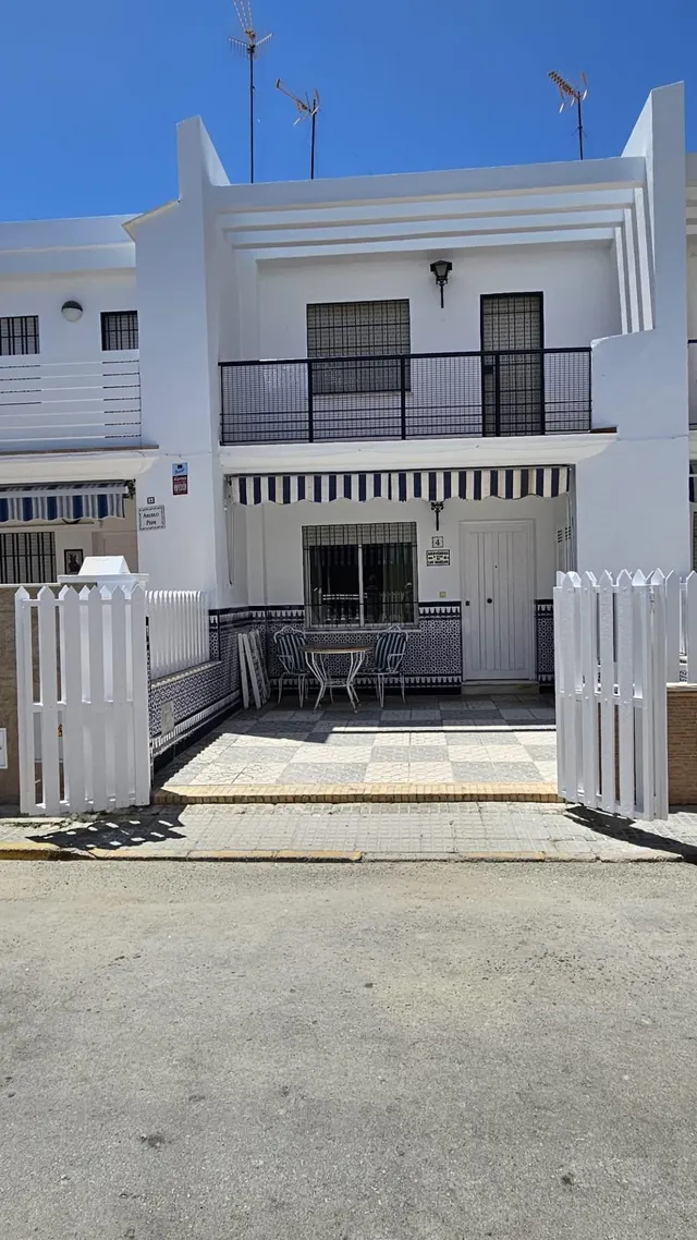 Casa adosada de 4 dormitorios con gran porche, patio y terraza en el centro de Chipiona — 2