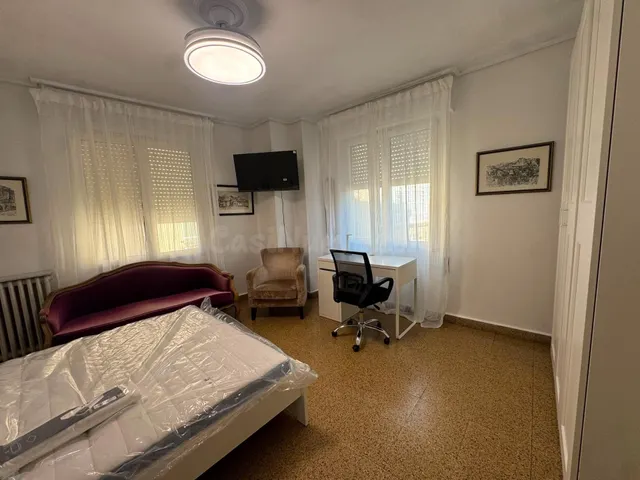 Amplias habitaciones en Alquiler en Piso en la Zona de La Pl - foto 2