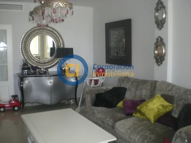 Piso con tres dormitorios y garaje en zona de Virgen de las 