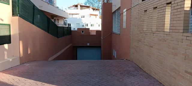 SE ALQUILA PLAZA DE APARCAMIENTO EN TORREMOLINOS, ZONA BARBARELA. — 5