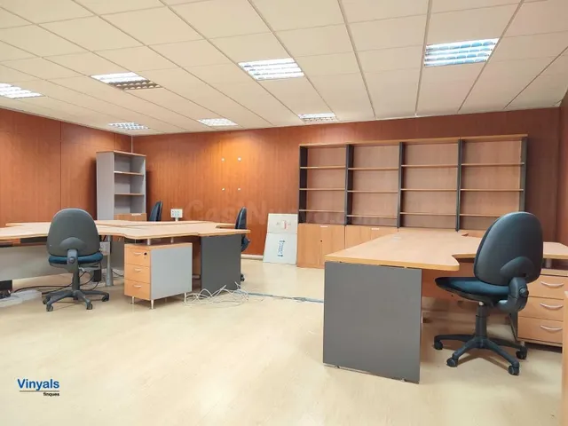 Con oficinas equipadas y mucha luz natural! - foto 2