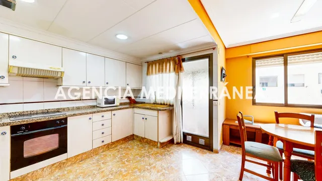 Piso en venta en Torrent, con tres habitaciones y dos baños. — 2