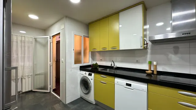 Exclusiva vivienda de 4 dormitorios con amplia plaza de garaje en pleno centro de Zaragoza — 6