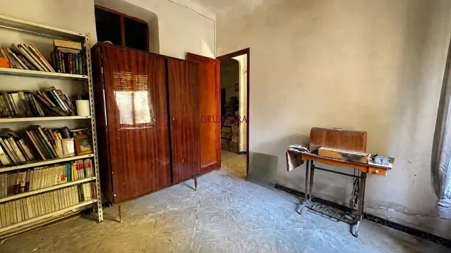 AMPLIA CASA CON 4 habitaciones, PATIO Y TERRAZA PARA REFORMAR EN ASPE. — 18
