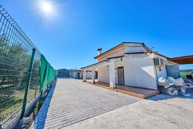 Casa con terreno y piscina en Churriana de la vega — 23