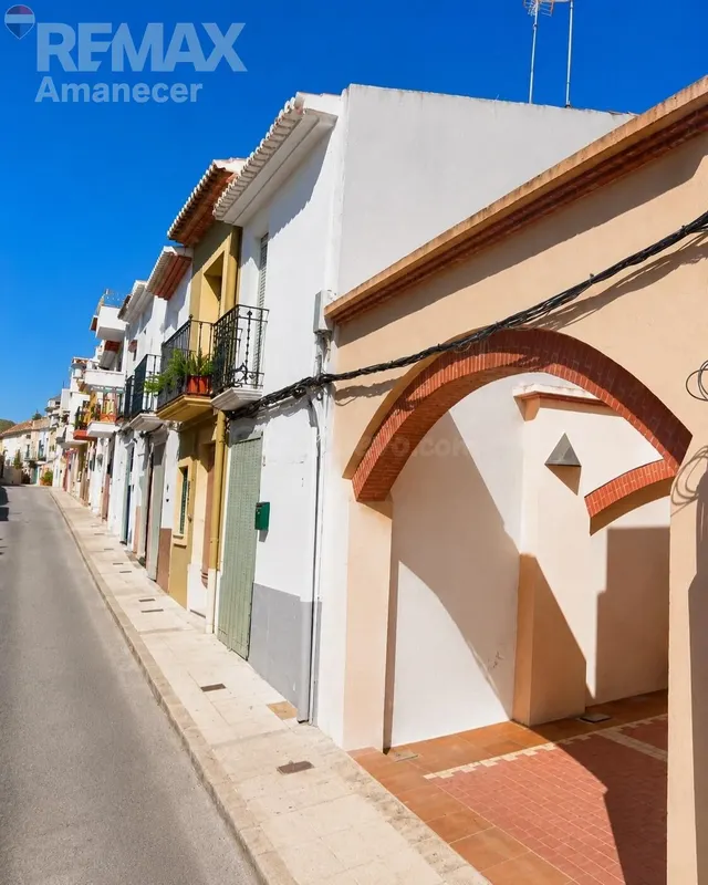 Casa de pueblo con gran POTENCIAL para reformar en el centro