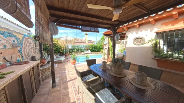 Chalet urbano reformado con piscina, placas solares y todas las comodidades — 8