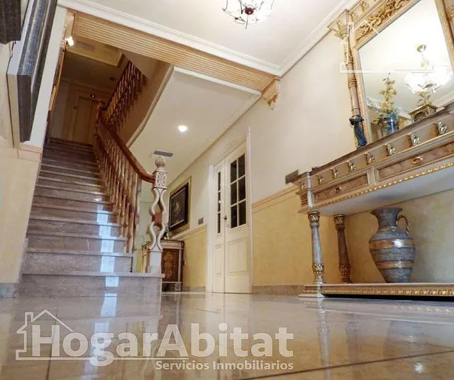 ¡CASA ESPECTACULAR! AMPLIA Y LUMINOSA CON BALCÓN Y TERRAZA — 33