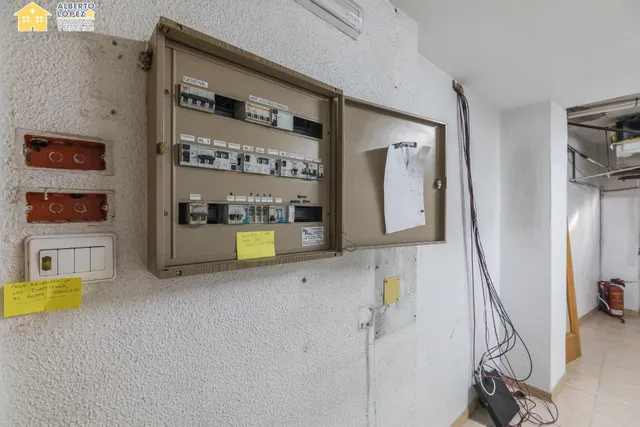 Local de 200 metros en venta en el centro de El Altet. — 23
