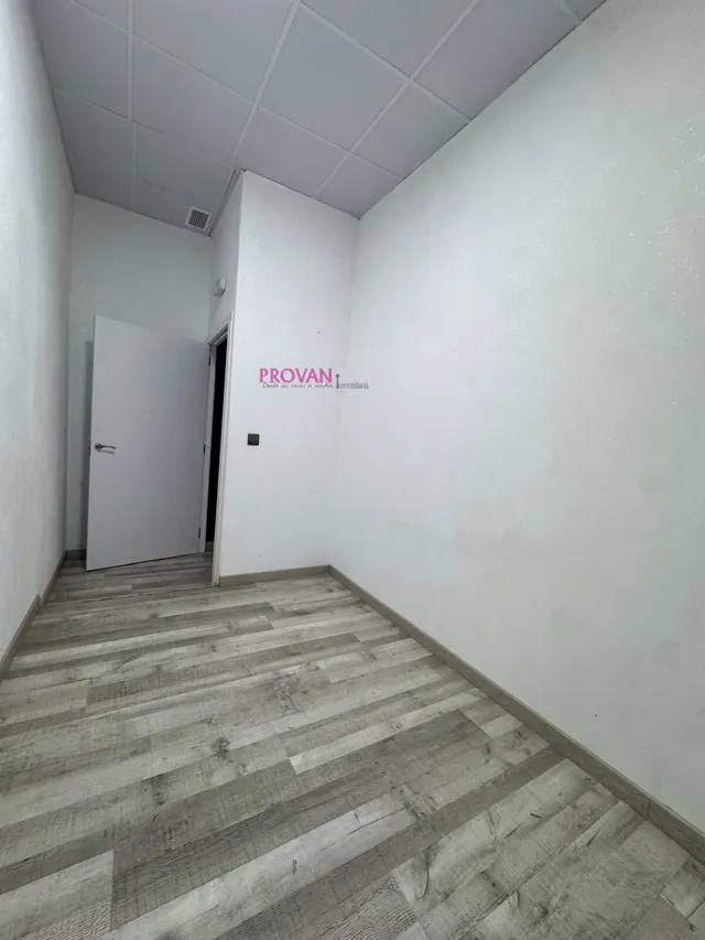 Local comercial en alquiler con tres salas y baño  adaptado — 10