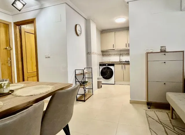 Apartamento con piscina comunitaria, Alicante, Torrevieja. 2 habitaciones, 53 m2, 1,4 kilómetros del mar — 17