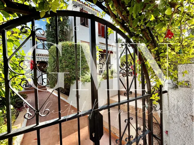 EXCELENTE VILLA EN ESQUINA EN ALBIR | MÁS PRIVACIDAD, LUZ Y  - foto 2