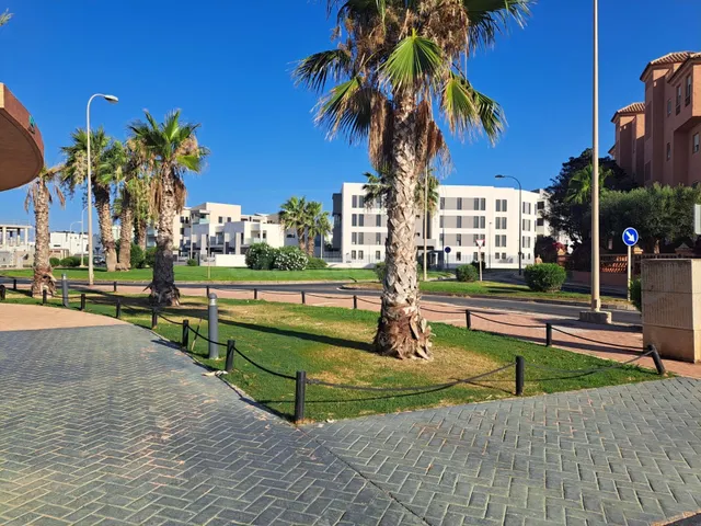 Plazas de aparcamiento exteriores en Residencial Palm Beach — 2