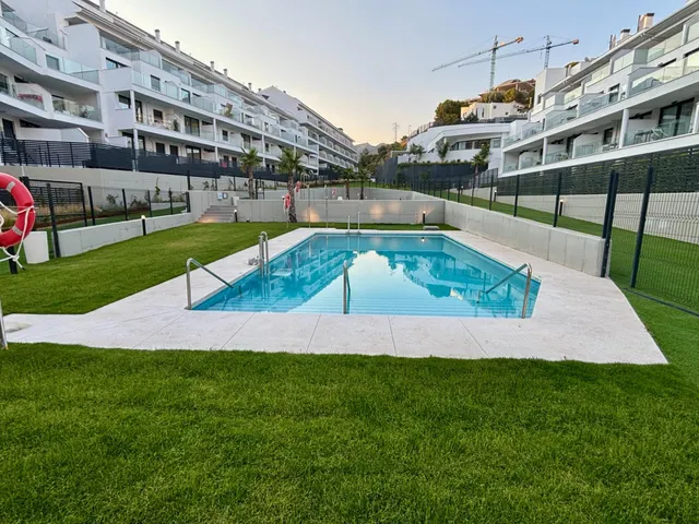 Moderno Apartamento en Fuengirola con Vistas y Amplias Zonas - foto 2