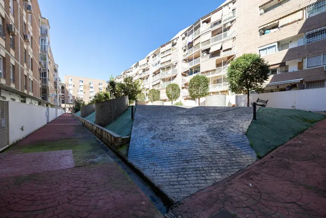 Planta baja con terraza privada, 3 dormitorios, 2 baños y garaje — 22