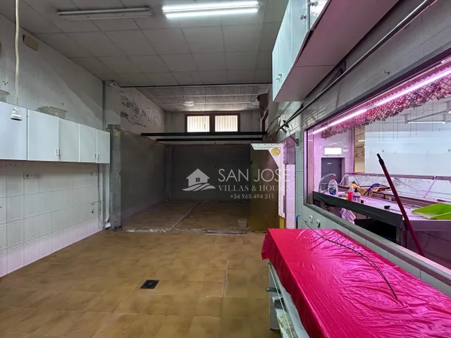 SE VENDE LOCAL COMERCIAL CON SOTANO PREPARADO PARA SUPERMERC - foto 4
