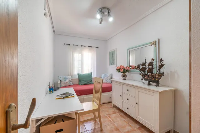 Maravilloso chalet pareado (aprox. 130 m2 + terrazas y garaje) con 4 dormitorios y 2 baños. Amplia parcela privada (516 m2) con jardín y gran piscina. — 28
