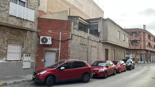 Oportunidad Inmobiliaria en Catral con : Casa Adosada Esquinera con Gran Potencial. — 13