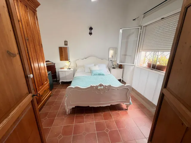 Acogedora casa de planta baja con jardín mediterráneo, patio soleado y gran garaje privado en Las Palas — 36