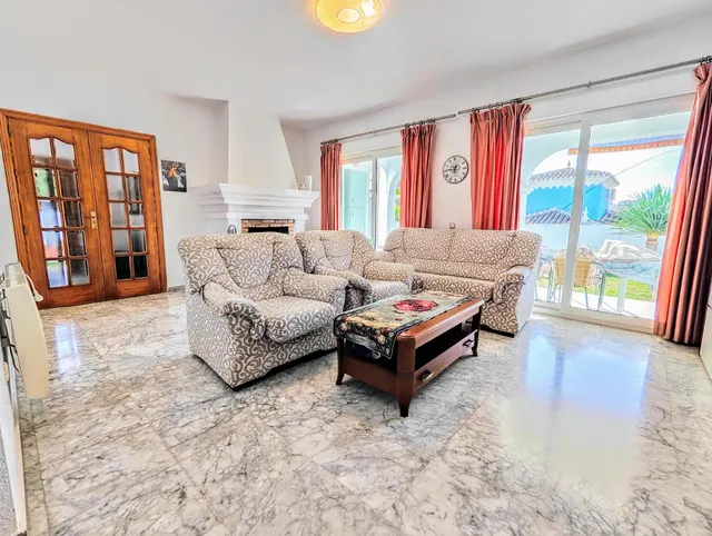 VILLA INDEPENDIENTE EN ZONA PLAZA SOLYMAR A 500 M DE LA PLAYA !!! — 5
