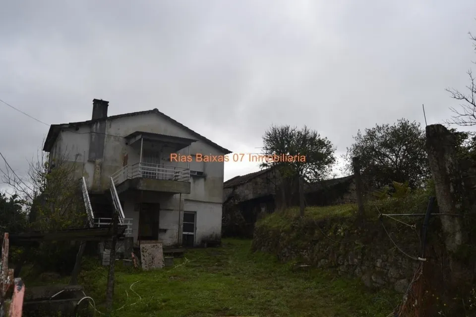 REF 2775 TRES CASAS PARA REHABILITAR CON 5588m2 TERRENO (MONDARIZ)