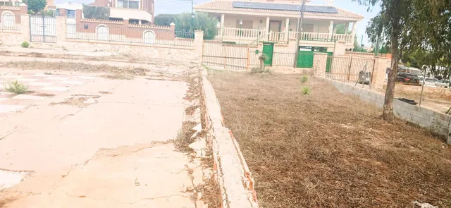SE ALQUILA PARCELA VALLADA A DOS CALLES DE 3600 MTS2 CON NAVE DE 30O MTS2  EN VISTABELLA  A  10 KMS. DE TORREVIEJA — 15