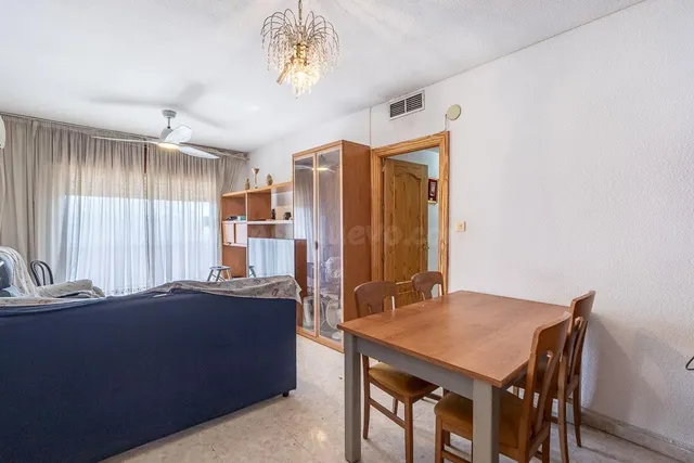 Traumatología (zona). Piso 4 dormitorios, 2 baños. Calefacción central. Plaza de aparcamiento y trastero. — 4