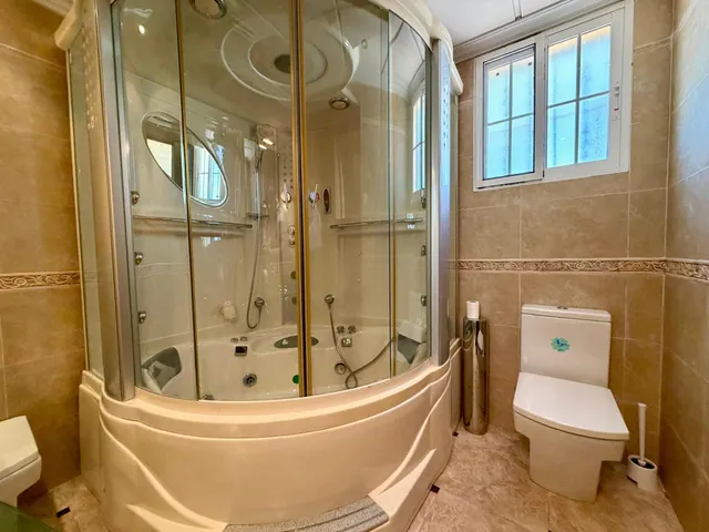 Villa independiente con piscina privada y 6 dormitorios junto a la Laguna Rosa de Torrevieja — 37