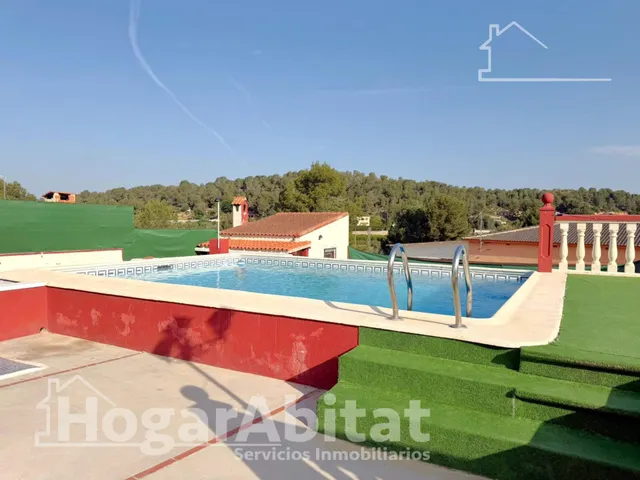 Chalet con piscina, garaje, terraza y barbacoa — 6