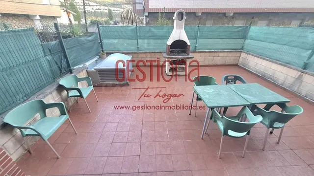 AMPLIO BAJO DE 3 habitaciones, CON TERRAZA JARDÍN A ESCASOS  - foto 3