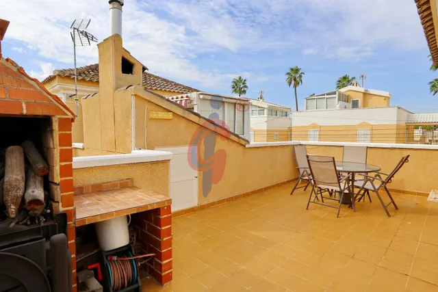 Espectacular bungalow en esquina con gran solárium, jardín privado y piscina en Guardamar del Segura — 30