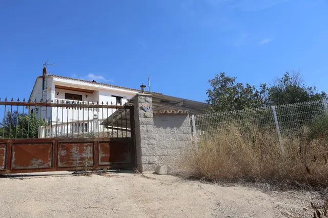 MASIA VALLADA CON PISCINA, ZONA PARA CABALLOS Y MAS DE 2 HECTAREAS DE TERRENO — 43