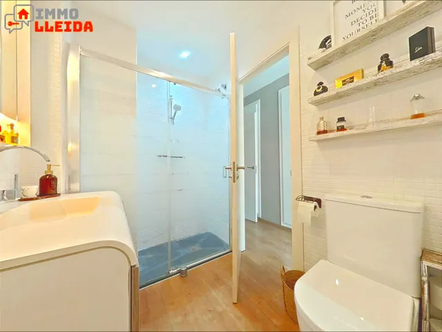 Piso con terraza y garaje en Cerdanyola del Vallès — 26