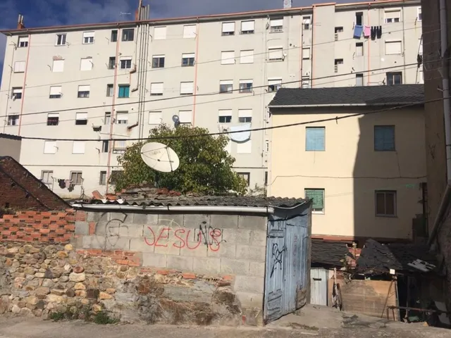 SE VENDE SOLAR CON EDIFICIO — 7