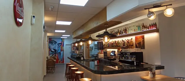 ¡Oportunidad Única! Local Comercial Reformado en el Corazón de Águilas por solo €80,000 — 3