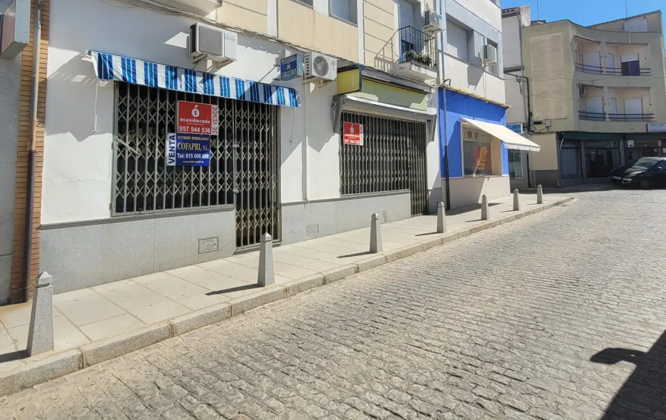 LOCAL COMERCIAL JUNTO AL MERCADO