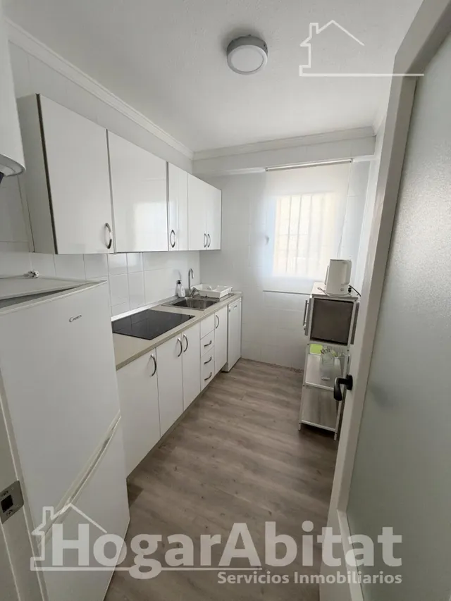 Disfruta del sol y la brisa del mar en este piso reformado con piscina, terraza y parking junto a la playa — 9